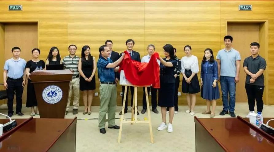 �����������뼯��CEO������Ϊ��ϳ����ҽ���